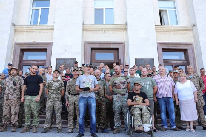 В защиту областной власти вышла другая группа ветеранов, где в первых рядах стоял Торбин